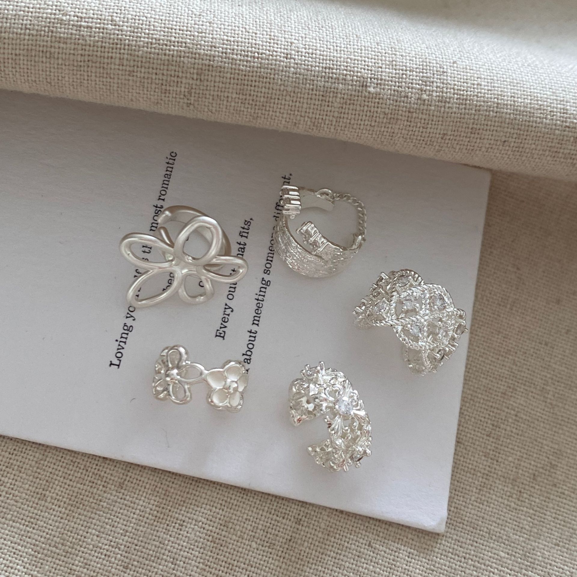 Fashionable and stylish ins-style hollow metal ear cuff, ultra-feminine and exquisite, niche design with a high-end feel for women