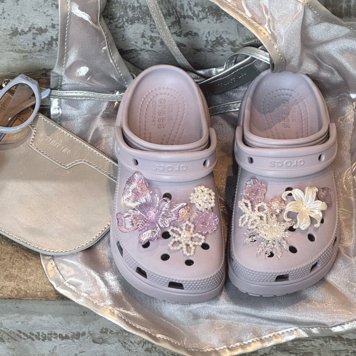 Original nuevo estilo suave púrpura mariposa flor flor agujero zapatos flor primavera y verano hebilla de zapatos accesorios desmontables de bricolaje