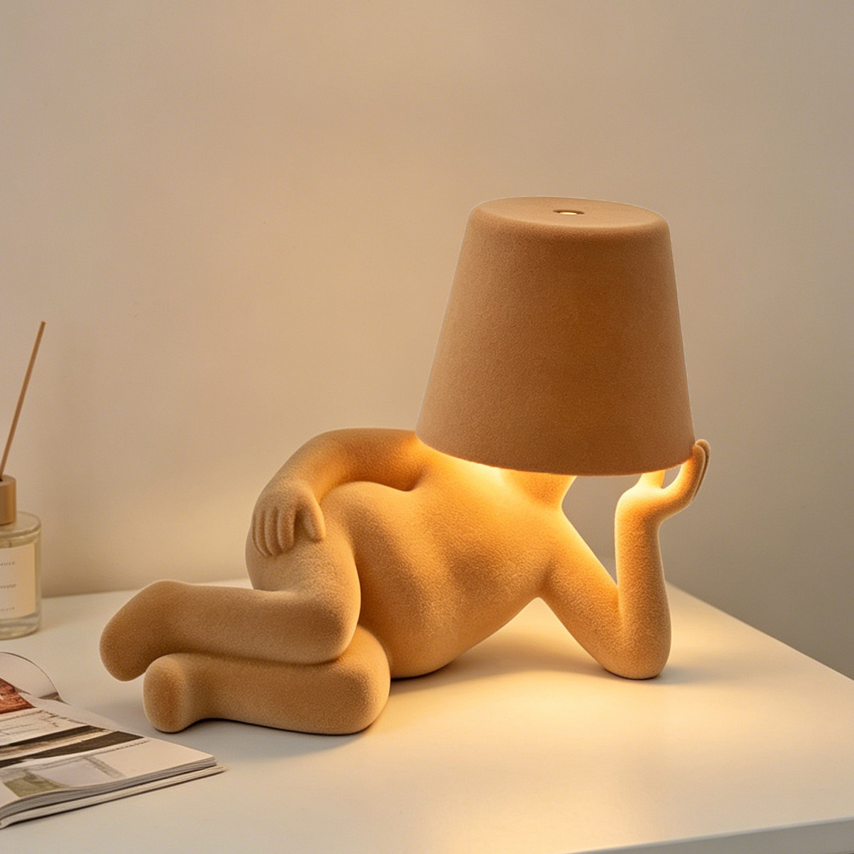Cabecera de la cama con lámpara de consola de toque, tela de color, pequeño hombre de oro decoración dorada, estatuas de pensador, mesa LED image 33