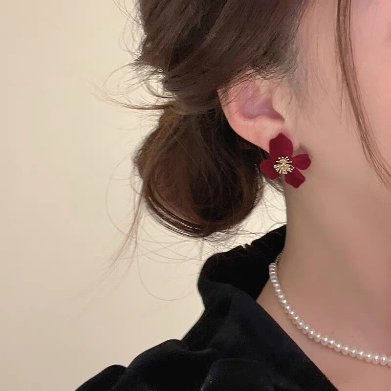Retro Heart Shape Flower Bow Knot Flocking Inlay Artificial Pearls Rhinestones Women's Earrings 1 Pair display picture 2