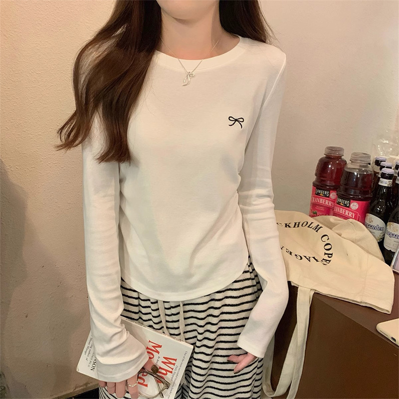 韓国系の灰色の刺繍の丸首の長袖の底のシャツの女性の春と秋冬の中で重ねてしわを着て身を修める純綿の上で服を着ます。|undefined