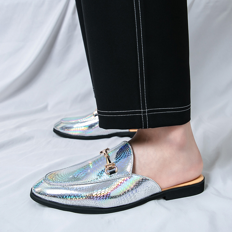 2025 nuevos productos de verano sandalias Baotou para hombres medio arrastre transfronterizo 46 zapatos de cuero de arrastre de hombre de gran tamaño brillante discoteca casual