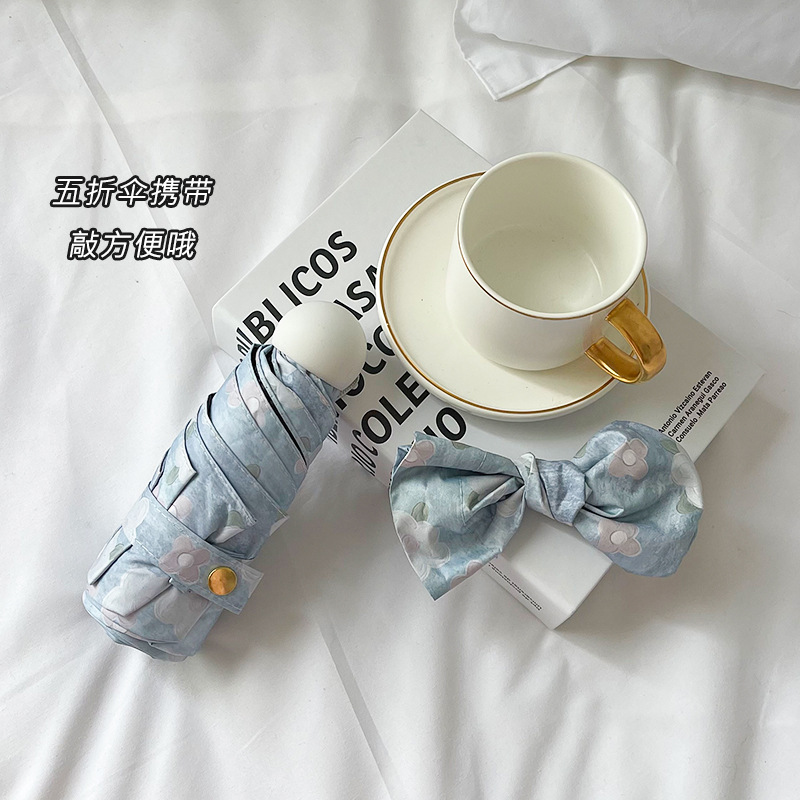 優しい風の青い花の傘は写真を撮ってきれいです。