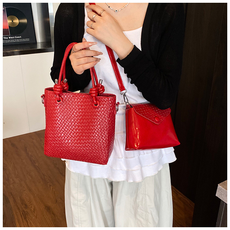 A niche and simple hand-held bucket bag for the summer of 2025, featuring a fashionable and stylish Korean style with a woven pattern, is a single-shoulder crossbody bag undefined