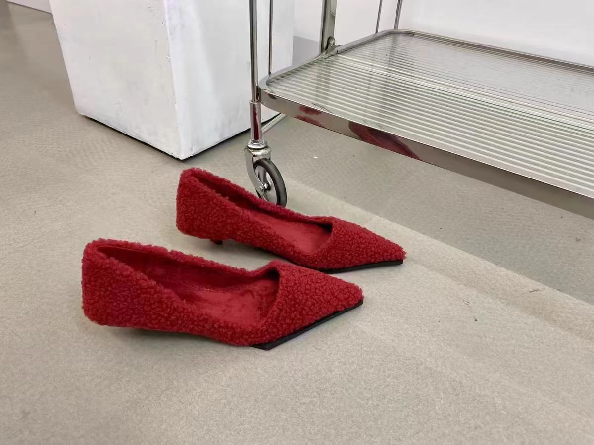 2024 autunno e inverno nuova moda versatile scarpe singole imbottite con bocca superficiale rete rossa a punta tacco basso fine con scarpe di lana_voghion.com