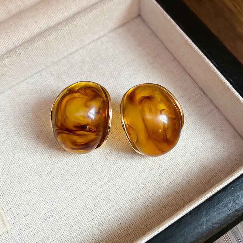 Retro Merrade curry plata aguja pendientes de moda versátil Hong Kong aretes de estilo ligero lujo alta sensación otoño invierno pendientes