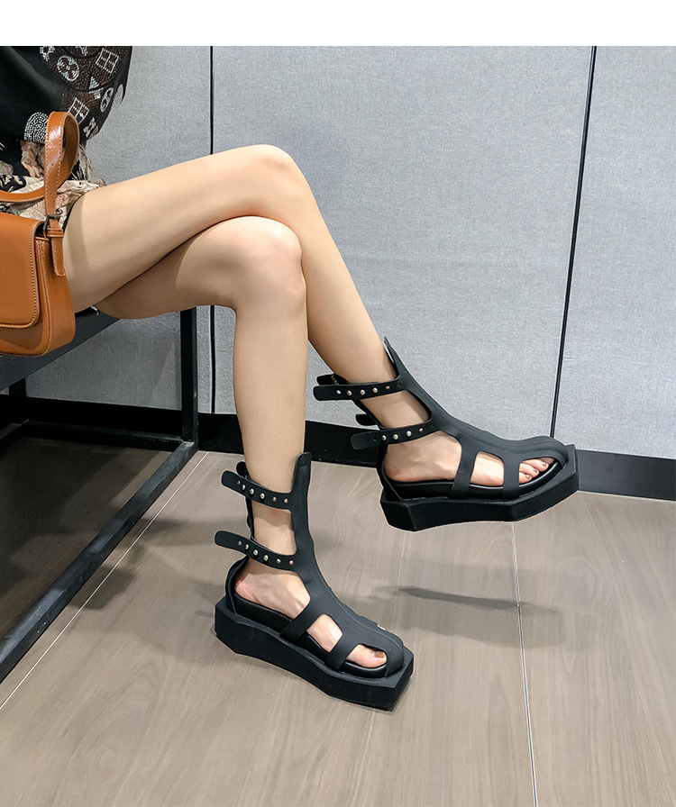 En verano, las nuevas botas de malla de tubo de moda INS son de cuero femenino con suelas huecas y gruesas, botas frías con dedos abiertos y suelas planas, sandalias romanas baotou.