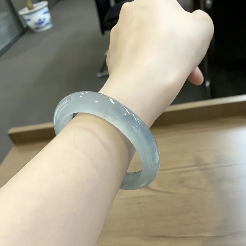 Vòng tay ngọc bích tự nhiên Miến Điện màu xanh lá nhạt cao cấp (đường kính trong 52–64 mm) chi tiết 4