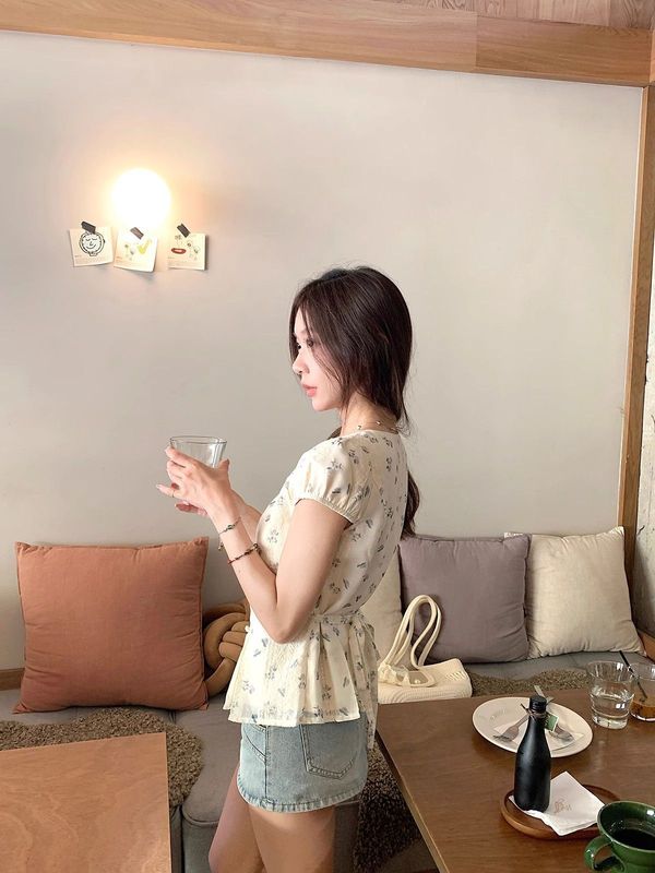 法式蕾丝花边V领短袖碎花衬衫2025夏季新款修身显瘦纯欲上衣女潮|undefined