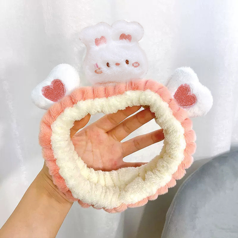 顔を洗って髪を洗って新型の少女の韓国の化粧をつけてマスクの専用のカチューシャをつけます。