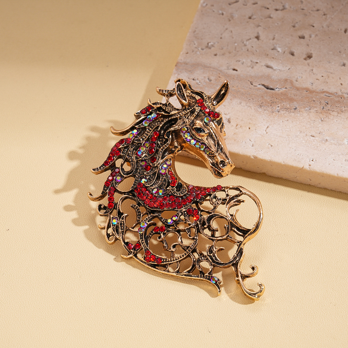 Europa y los Estados Unidos retro hacer viejos diamantes huecos broches de poni estilo palacio personalidad nicho de moda alta sensación de accesorios de pecho
