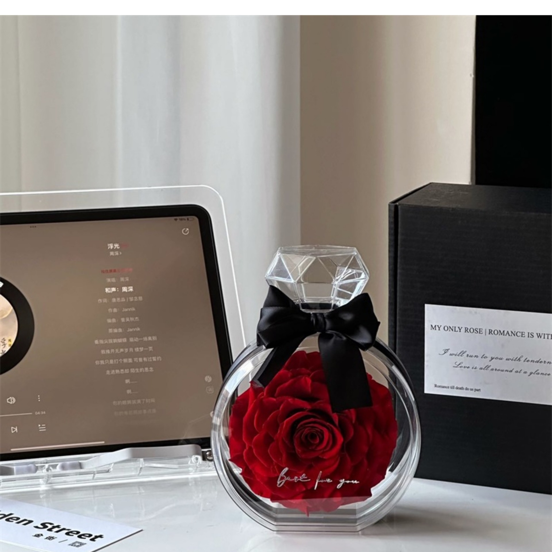 Flor eterna Botella de perfume rosa Caja de regalo de acrílico terminado Regalo de flor real del día de San Valentín Flor eterna Adornos de alta calidad