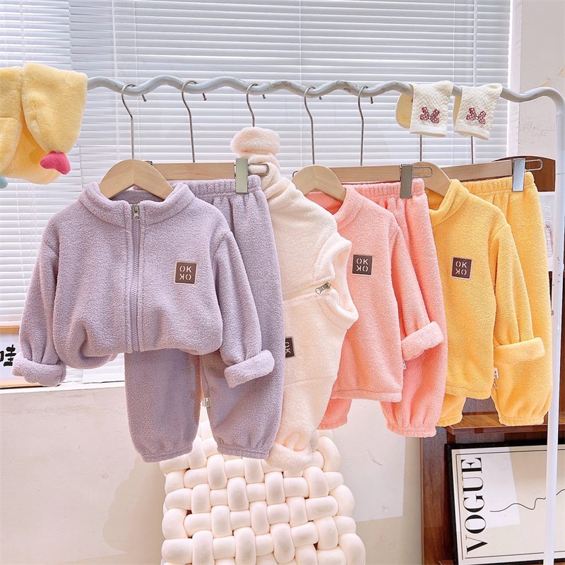 秋と冬の赤ちゃんの厚く暖かいスーツ男の子と女の子のためのパフベルベット甘いツーピースセット幼児と幼児のホーム服パジャマ|undefined