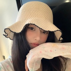 日系百合レースで漁師帽を編む子供は夏に旅行して顔を見せます。
