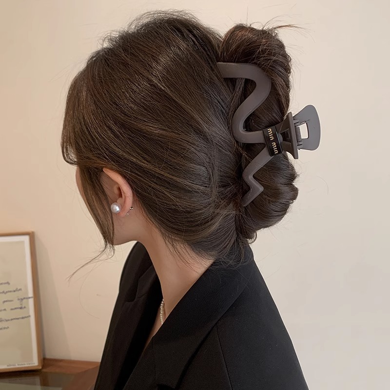 Clip de agarre de color café de alta calidad, horquilla grande, mujer 2024, nuevo estilo, volumen de cabello en la parte posterior de la cabeza, clip de tiburón, tocado, horquilla