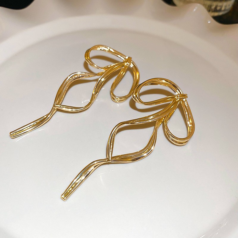 Pendientes de borla de flor de metal con aguja de plata Pendientes de temperamento de moda Pendientes exagerados de nicho europeo y americano