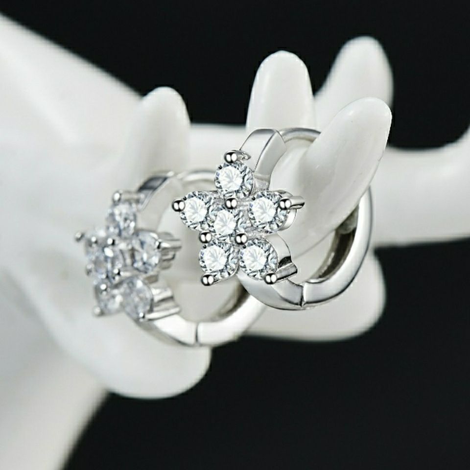 Transfronterizos de venta caliente de nieve zircon nicho de diseño de alta calidad super brillante orejas ligeras lujosas aretes de estilo retro