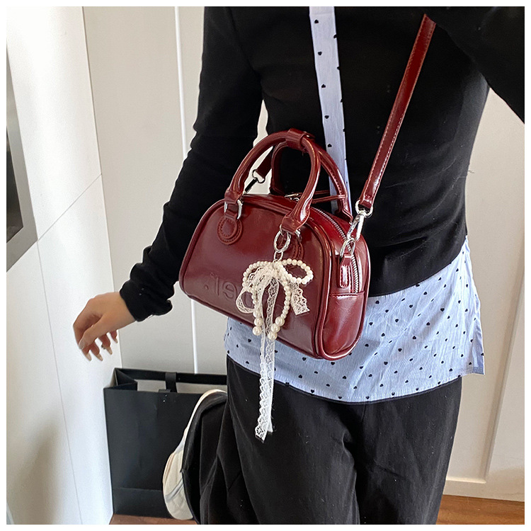 This year, Korean-style, stylish and simple hand-held bags with niche designs are in vogue. These are fashionable summer underarm bags for women's commuting undefined