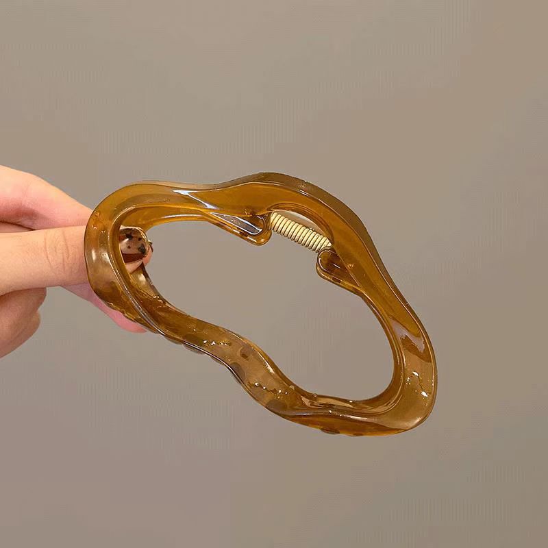 大きいサイズの髪の雲は女性の後頭部の気質のサメを挟んで高級感のアイデアを挟みます。|undefined