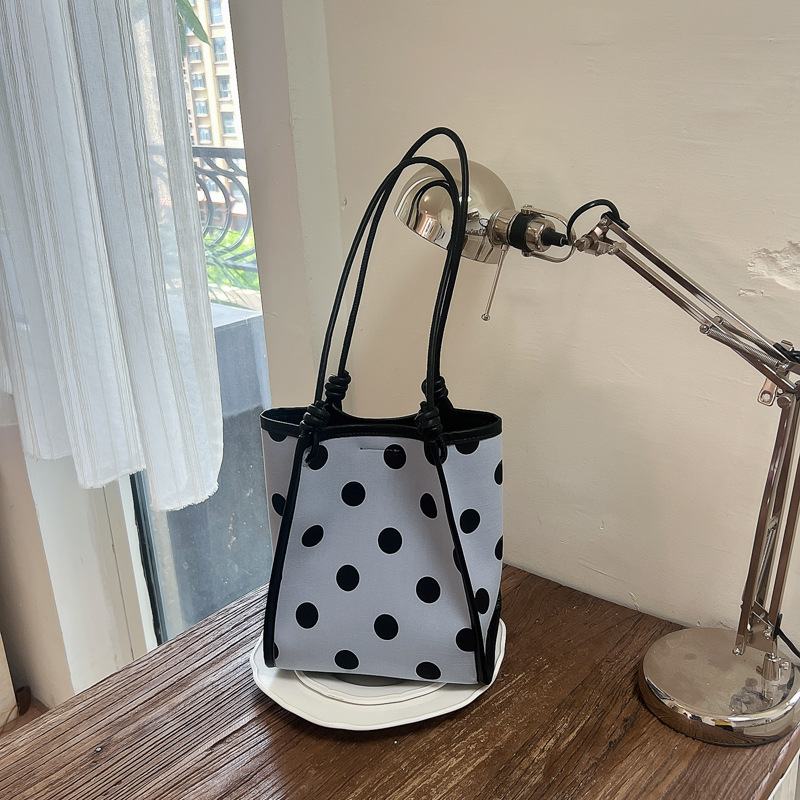 Bolsa de punto de onda de gran capacidad para mujeres 2026 verano nuevo ocio simple hombro brazo bolso de viaje al trabajo bolsa de mano