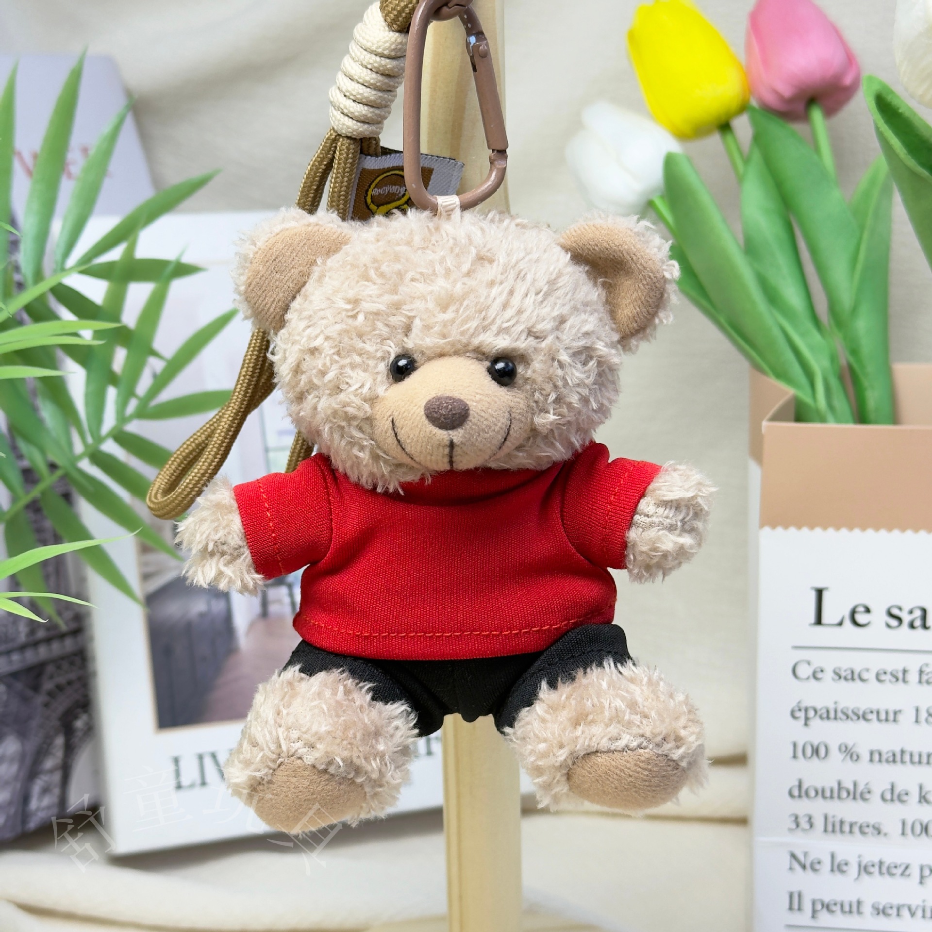 El oso con un traje rojo y negro