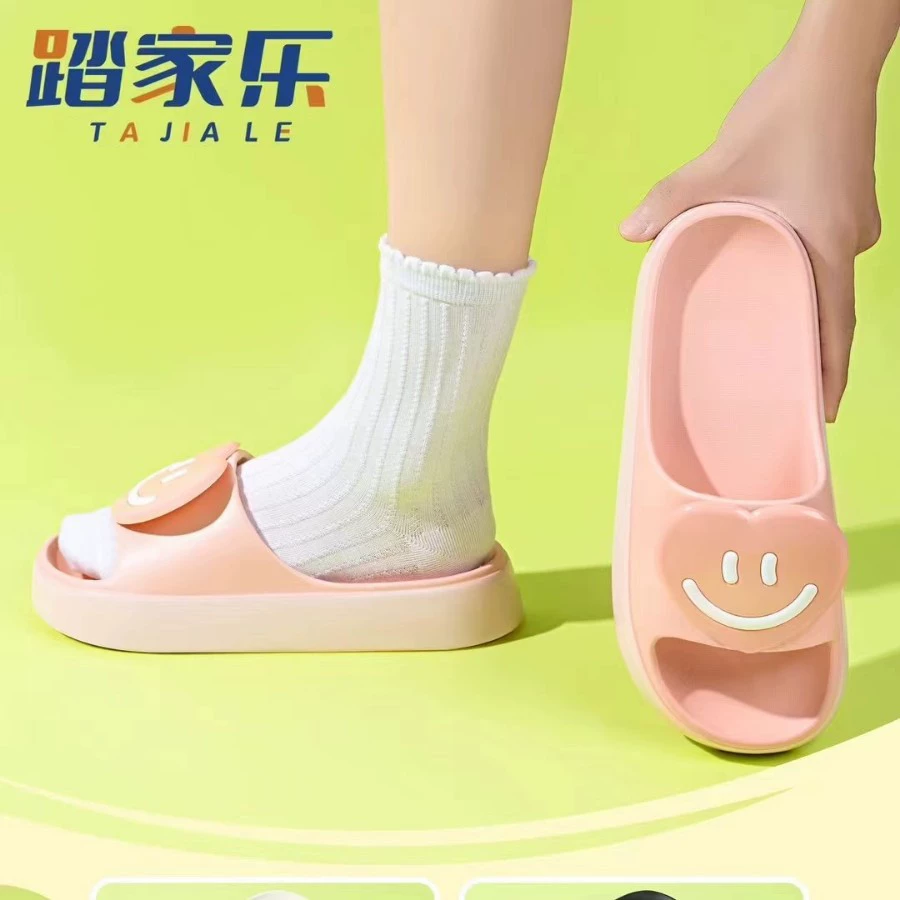 Милые дамы носят модные тапки на фекалии летом