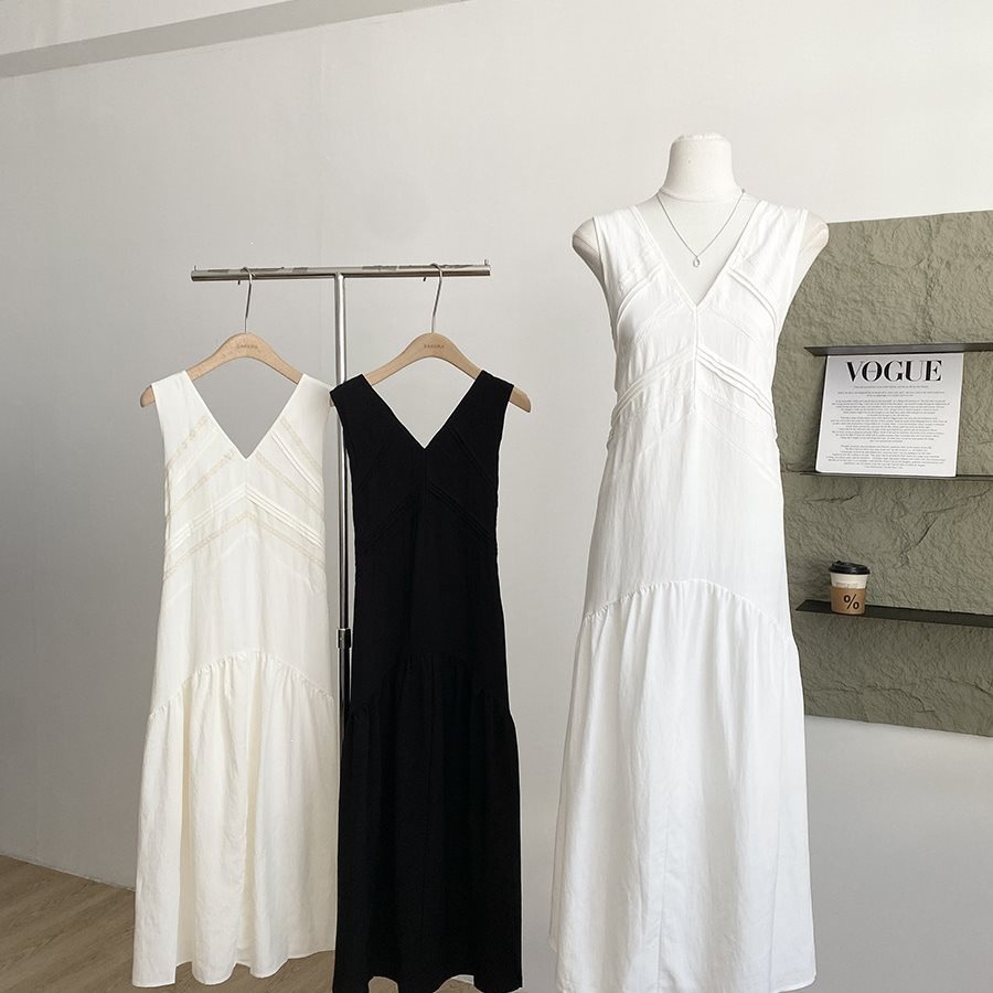Korean-style gentle and sweet age-reducing V-neck tank dress for women, 2026 spring new slim-fit niche long dress