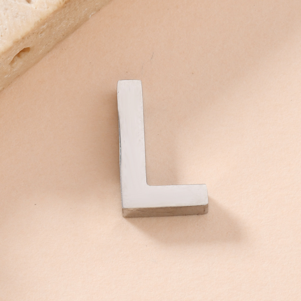 Venta caliente transfronteriza 26 letras inglesas colgantes de agujero recto collar de acero inoxidable colgantes accesorios de letras de bricolaje fabricantes de joyas