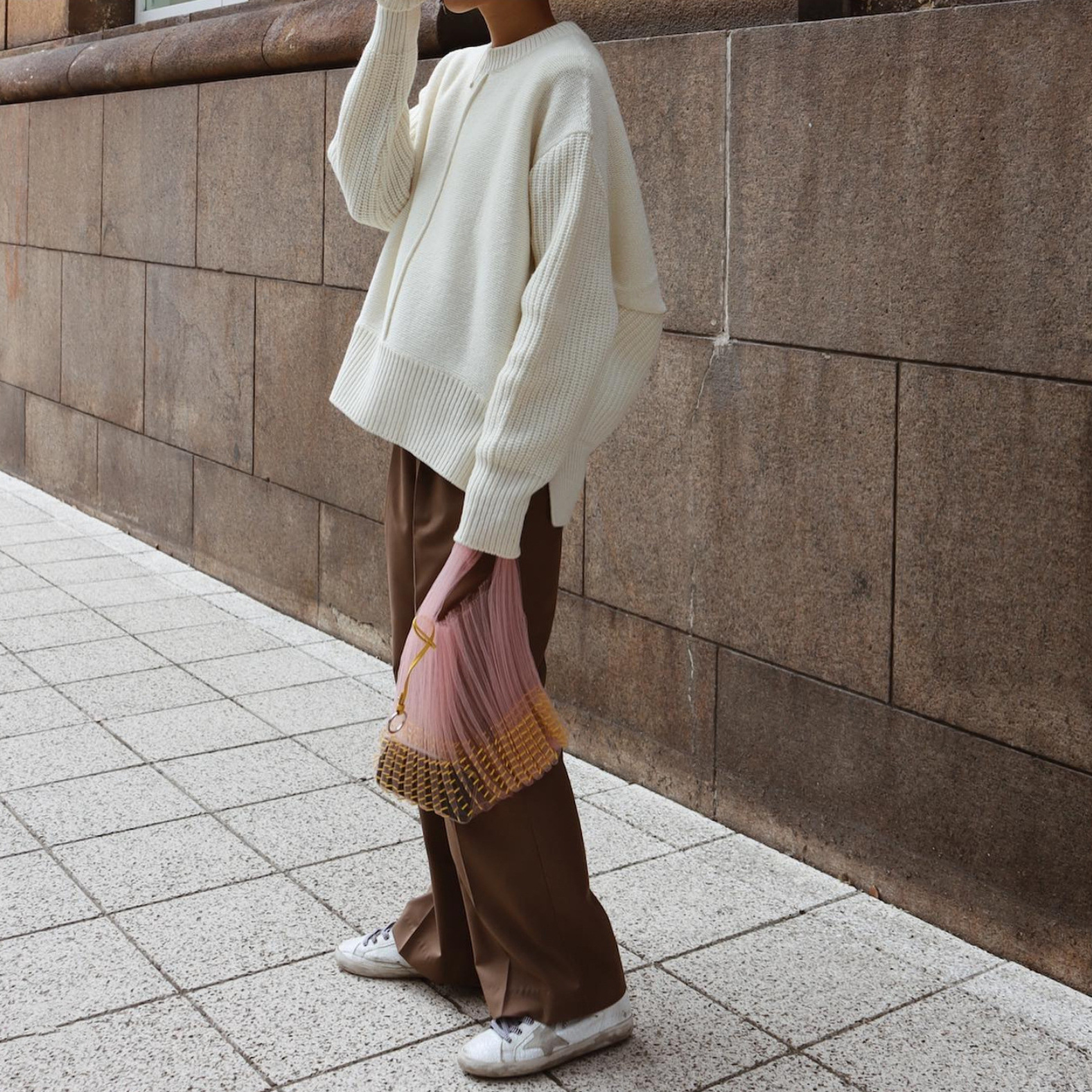 高定秋冬日本レトロで柔らかいファッション的なセーターの丸首がゆったりしていて痩せているニットの上着です。