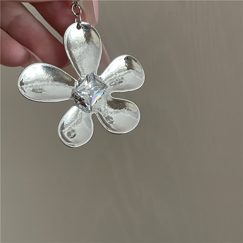 Korean Design Niche Fashion Exaggerated Big Flower Earrings With Diamonds Trendy Metal Earrings display picture 5