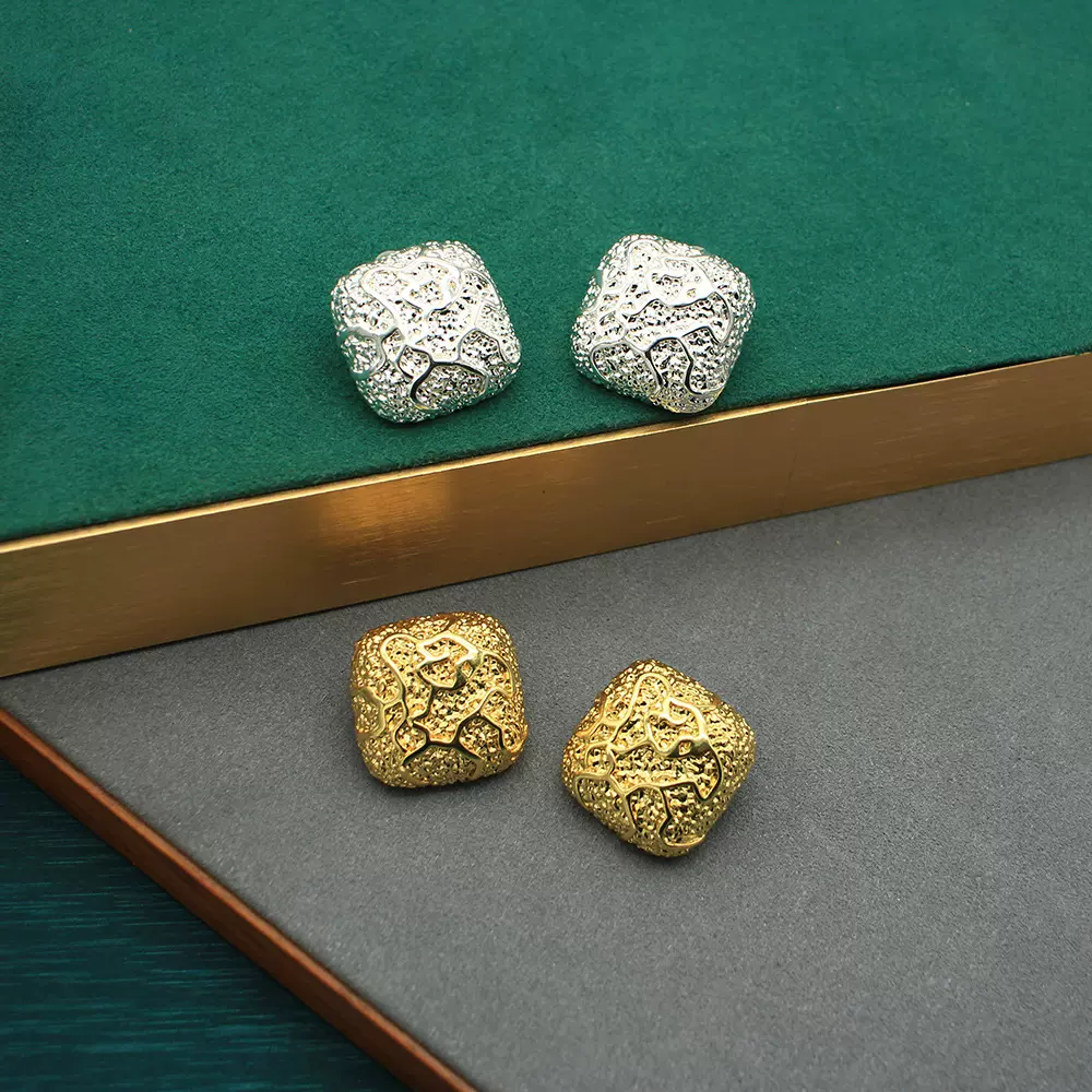 跨境欧美方块素金花纹电镀真金耳钉轻奢褶皱纹理黄铜耳钉高级感