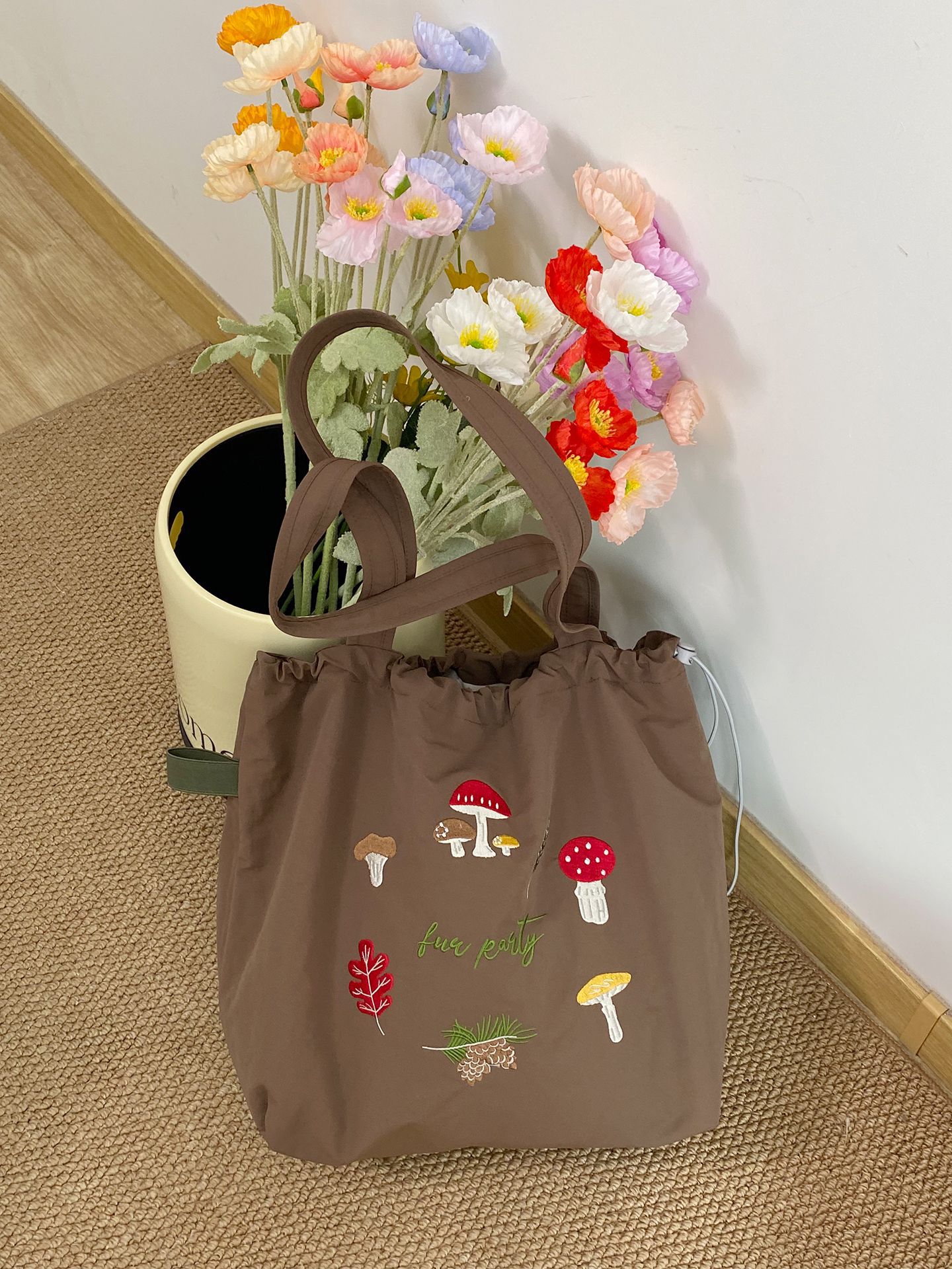 韓国版の新型アルファベットのプリントの包みの女性の大容量のナイロンのショルダーバッグ