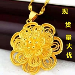 砂の金色の花が咲いています。
