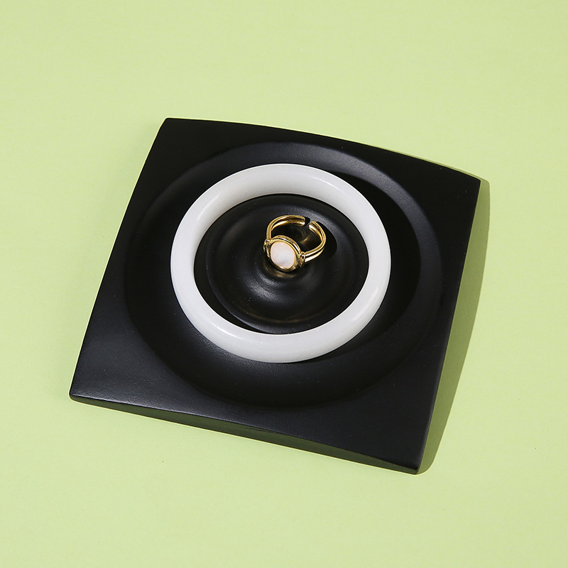 Jewelry Display Stand Black and White Resin Bracelet Storage Tray Creative Loop-Shaped Bracelet Display Photography Props