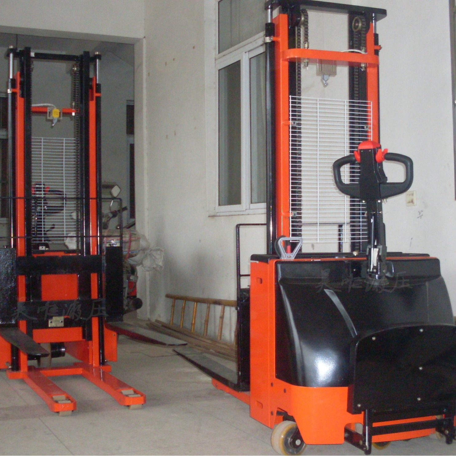 站驾式电动液压堆高车升高2.5米宽窄腿型全电动托盘堆高叉车现货