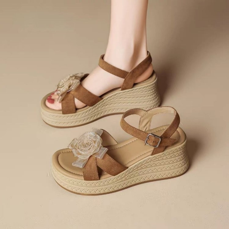 Sandalias de tacón de cama para mujeres 2026 verano nuevas sandalias casuales romanas con falda floral ligera zapatos de madre