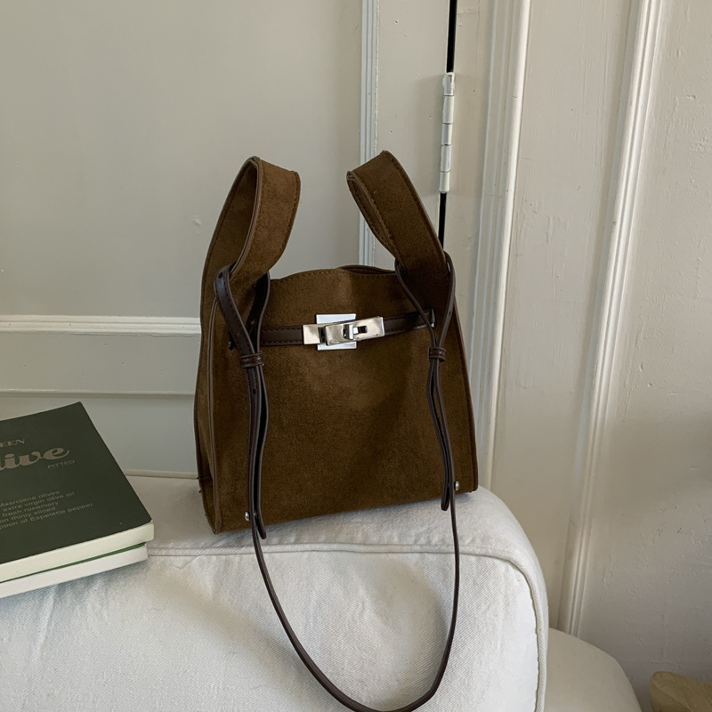 Nicho coreano Zhong esmerizado bolso de cubo de viaje mujer otoño / invierno 2025 nueva moda versátil bolso de hombro