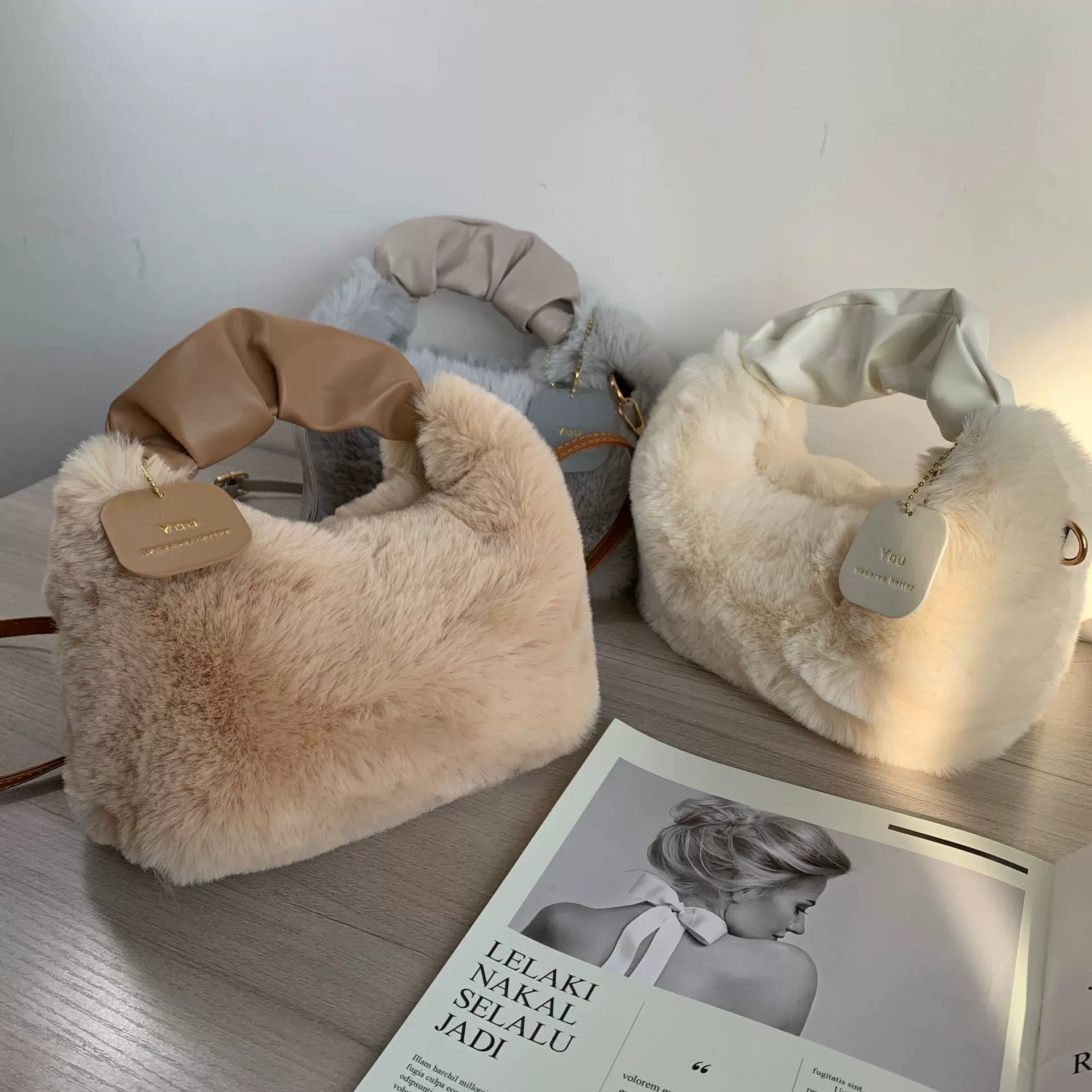 女生手提毛绒包包2025秋冬新款女包百搭斜挎包小众手机手提包批发