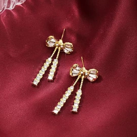 胸针;胸饰;耳钉