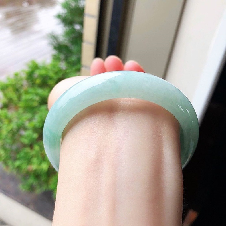Vòng tay ngọc bích tự nhiên Miến Điện loại A hàng chính hãng dáng tròn nho xanh nhạt chi tiết 5