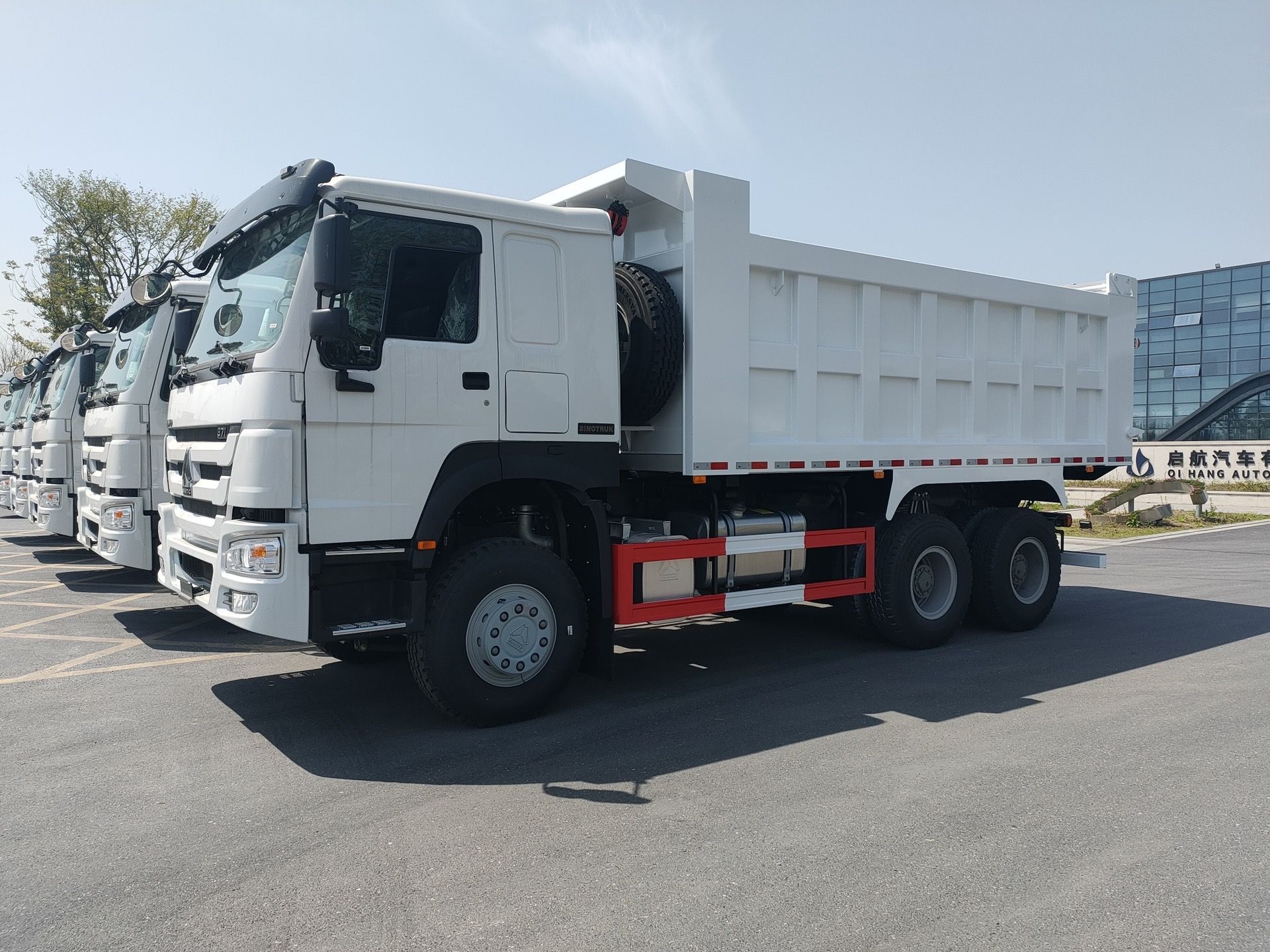 Export of used HOWO 10-wheel dump trucks, high-horsepower soil transport engineering tipper trucks, in stock, direct supply from the factory
