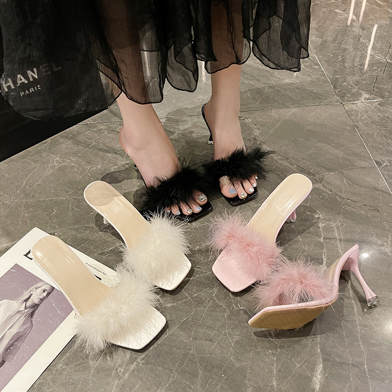 Sandalias y pantuflas de pelo de estilo hada para mujer en verano 2025 nuevo estilo todo fósforo sexy tacones altos franceses con falda