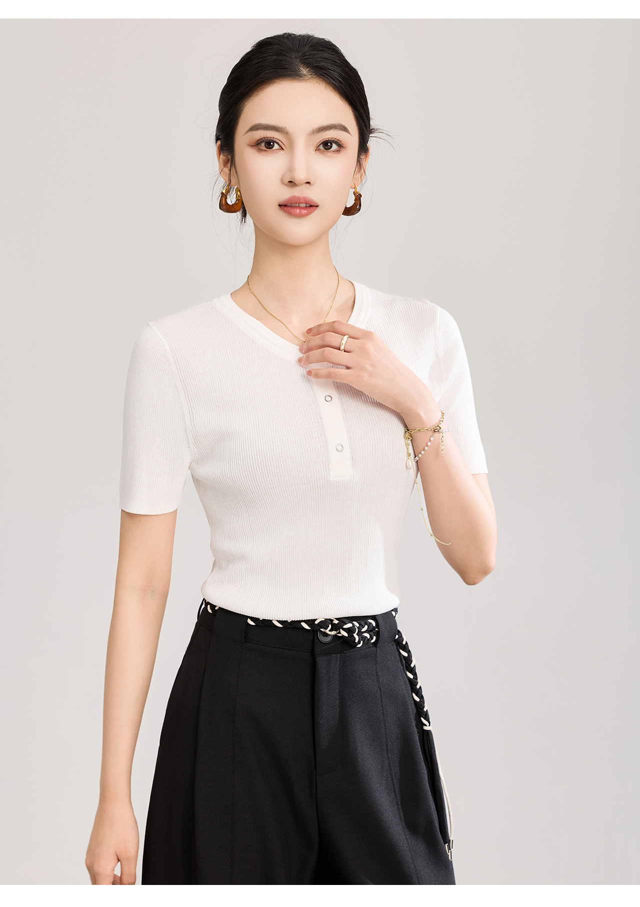 Áo thun nữ cổ tròn tay ngắn dệt kim siêu mịn form vừa vặn — màu đen chi tiết 18