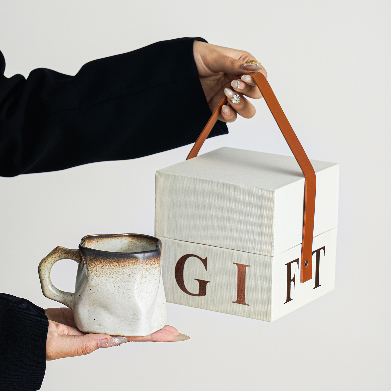 Taza de forma especial de cambio de horno, taza pellizcada a mano, taza de agua de café con leche de alta calidad de cerámica, taza de té de café de oficina, regalo pequeño