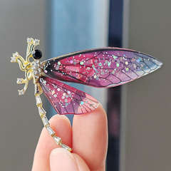 High-end transparent acrylic dragonfly brooch for women, animal-themed brooch, vintage pin, cartoon scarf clip, clothing accessories wholesale