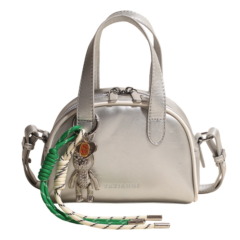 Bolsa de bolos para mujeres 2025 nuevo bolso de hombro de mano de color universal nicho simple de moda alta sensación de mochila