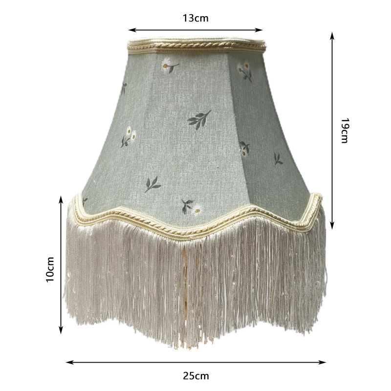 Lámpara de mesa de cobre con pantalla de satén de seda transfronteriza, color verde manzana claro, moderna, hecha a mano, con borlas, para iluminación de dormitorio y uso doméstico.