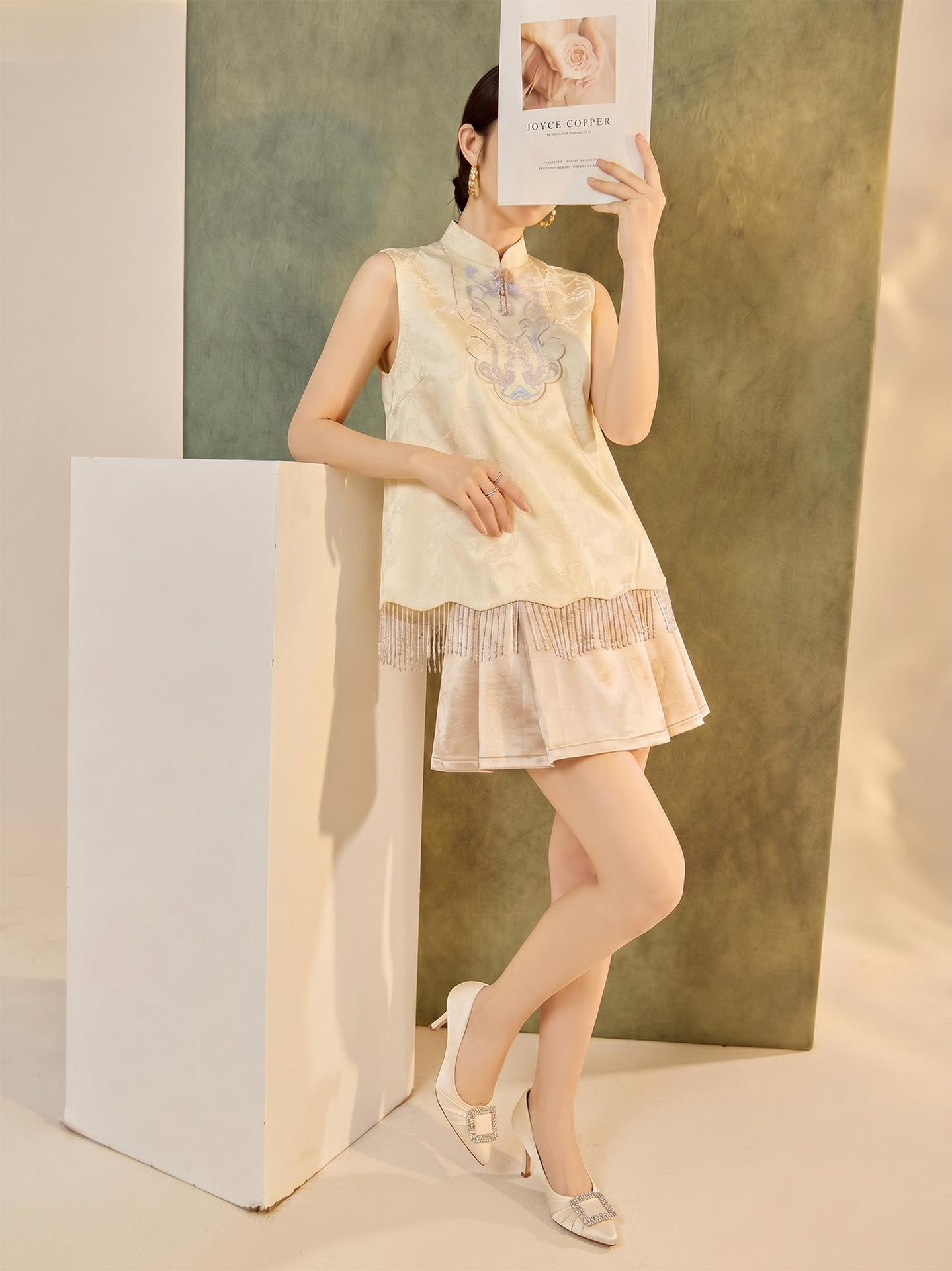 Bộ vest nữ thêu ngọc trai cổ tay đứng kết hợp váy ngắn xếp ly cao eo — Trang chủ
