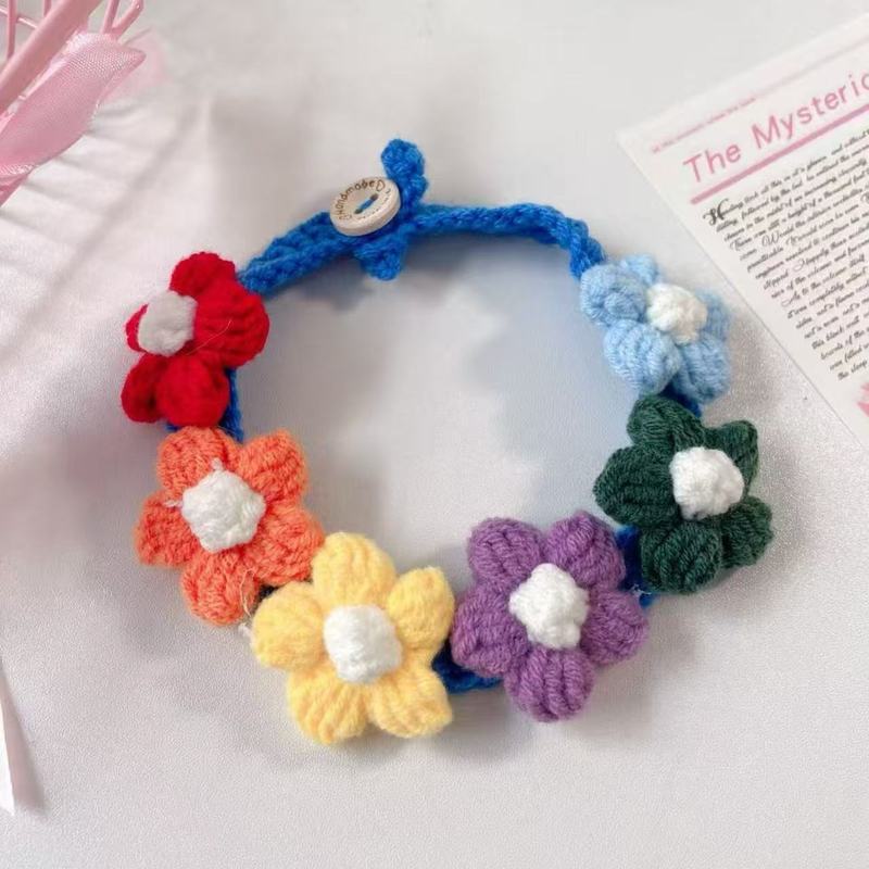 ペットの新型カラーシュークリームの花が首を囲んでいます。|undefined