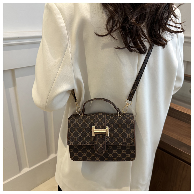 The 2024 new women's bag features a high-end texture, a niche and fashionable style, a retro and versatile small square bag, and a hand-held shoulder crossbody bag undefined